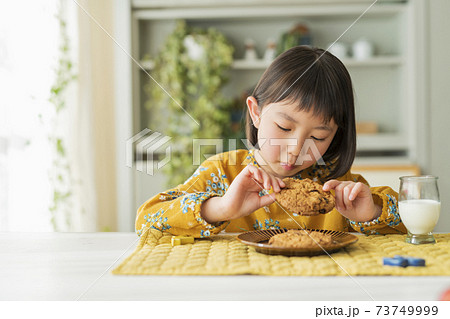 おやつを食べる女の子の写真素材