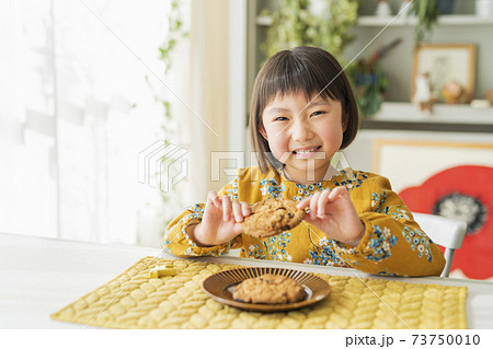 おやつを食べる女の子の写真素材