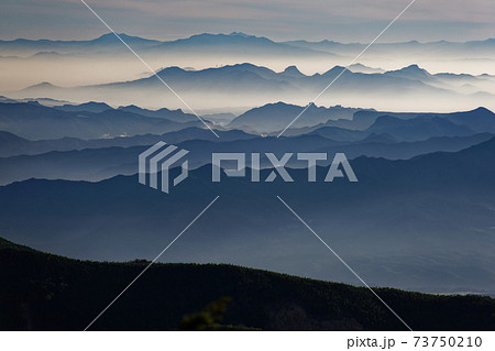 八ヶ岳連峰・三ツ頭から見る朝もやの山並み 73750210