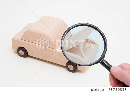 車と虫眼鏡 73750333