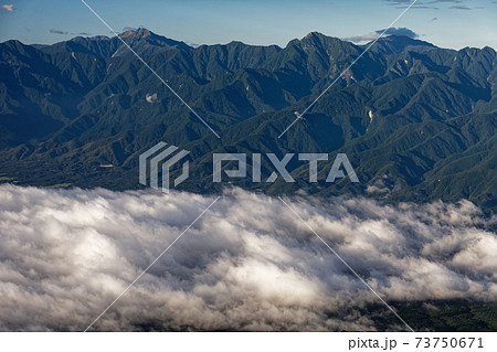 八ヶ岳連峰・三ツ頭から見る南アルプスと雲海の写真素材 [73750671] - PIXTA