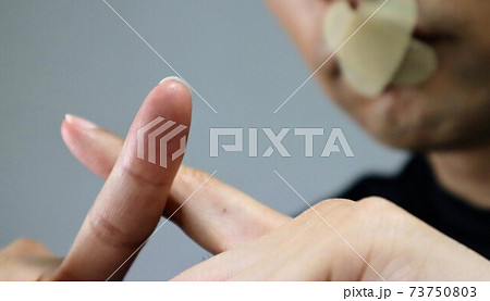 私語禁止をアピールする人物 73750803