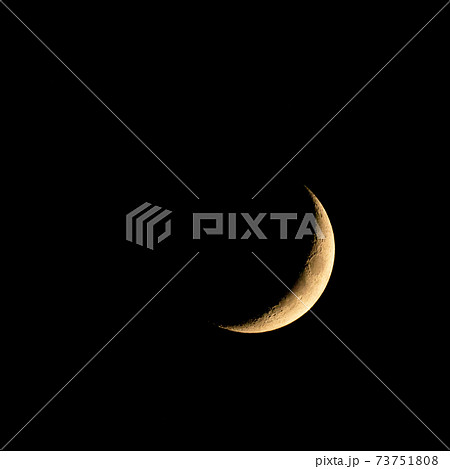 月と暮らす。月を眺める。満月。三日月。細い月。上弦の月 73751808