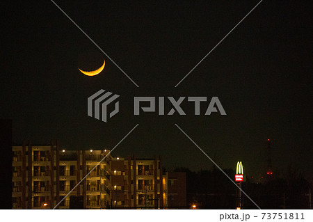 月と暮らす。月を眺める。満月。三日月。細い月。上弦の月 73751811