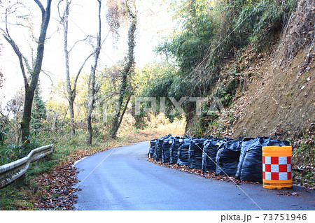 崩落した斜面 崩落した斜面 73751946