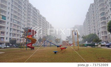 朝のアパートメントと公園 73752009