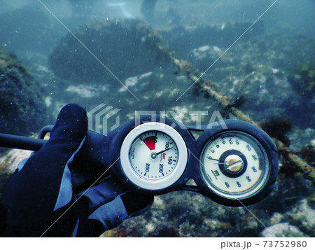 ダイビング　残圧計のプレチェック 73752980
