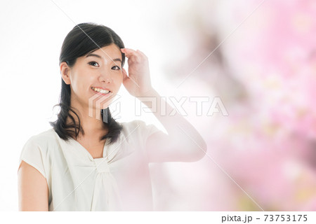 健康的な女性 春のイメージ 73753175