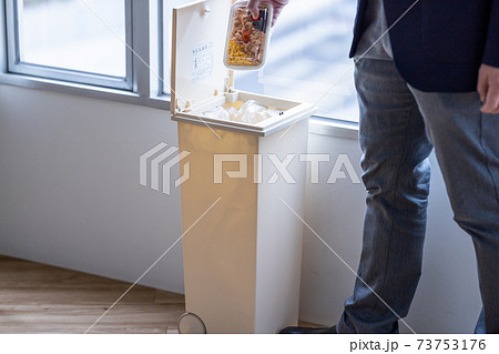 食品廃棄（イメージ） 73753176