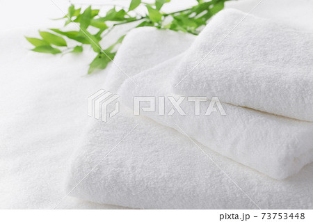 真っ白で柔らかい、清潔なタオル 73753448