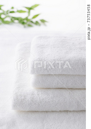 真っ白で柔らかい 清潔なタオルの写真素材