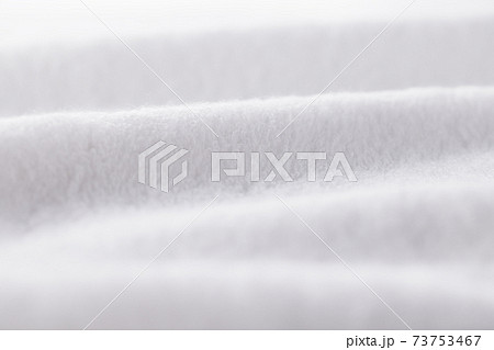 真っ白で柔らかい、清潔なタオル 73753467