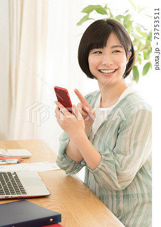 確定申告の準備をする女性 確定申告の準備をする女性 73753511