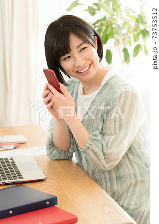 確定申告の準備をする女性 確定申告の準備をする女性 73753512