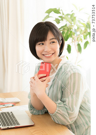 確定申告の準備をする女性 確定申告の準備をする女性 73753514