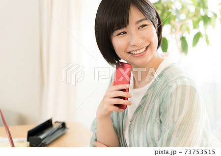 確定申告の準備をする女性 確定申告の準備をする女性 73753515