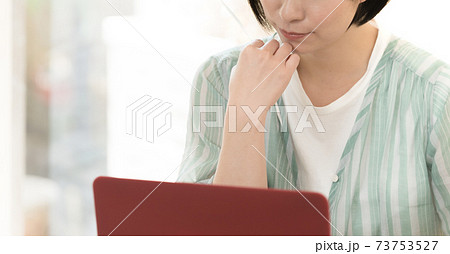 確定申告の準備をする女性 確定申告の準備をする女性 73753527