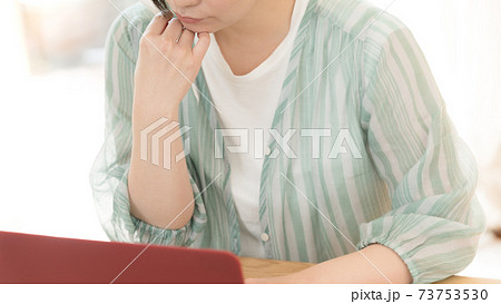 確定申告の準備をする女性 73753530