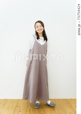 マタニティ　全身　白背景 73754424