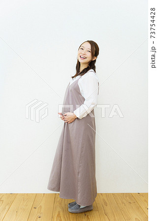 マタニティ　全身　白背景 73754428