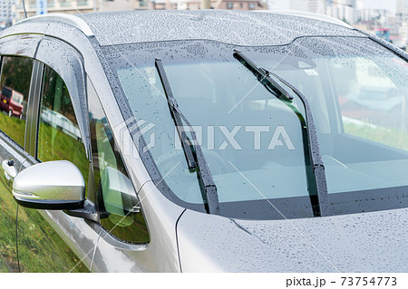 雨と乗用車のフロントガラス 雨と乗用車のフロントガラス 73754773