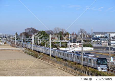 郊外を走る東京メトロ13000系電車 73754869
