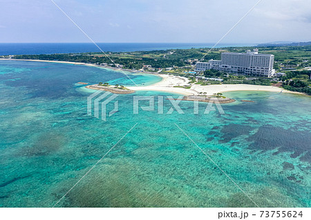空撮 沖縄県 海から見るエメラルドビーチの写真素材