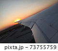 中国・北京空港夕陽の離陸 73755759