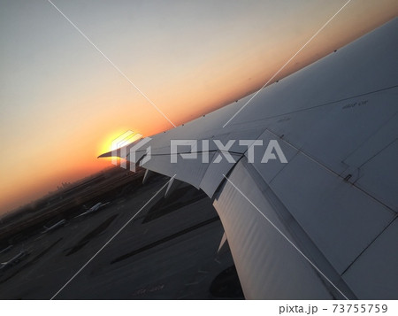 中国・北京空港夕陽の離陸 中国・北京空港夕陽の離陸 73755759
