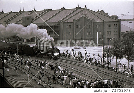 赤レンガ倉庫を行く蒸気機関車 昭和45年 横浜 高島貨物線 赤レンガ倉庫を行く蒸気機関車 昭和45年 横浜 高島貨物線 73755978