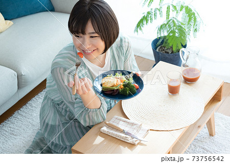 野菜料理を食べる女性 野菜料理を食べる女性 73756542