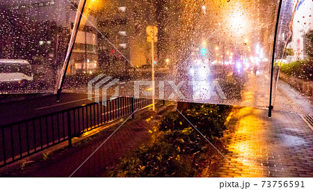 ビニール傘越しに見た雨が降っている夜景 73756591