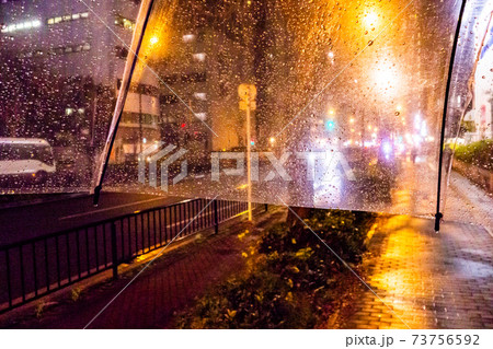 ビニール傘越しに見た雨が降っている夜景 73756592