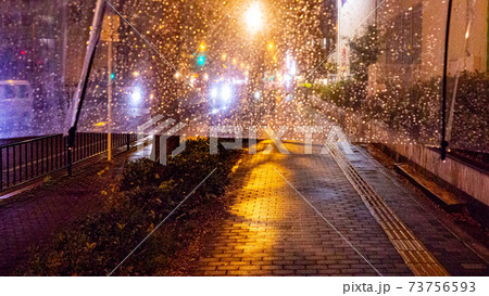 ビニール傘越しに見た雨が降っている夜景 73756593