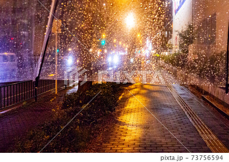 ビニール傘越しに見た雨が降っている夜景 73756594