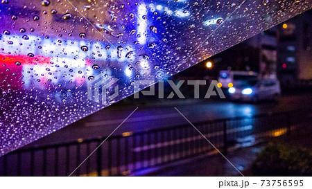 ビニール傘越しに見た雨が降っている夜景 73756595