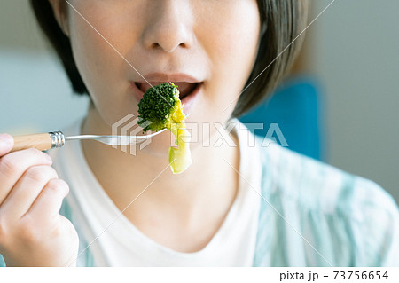 野菜料理を食べる女性 野菜料理を食べる女性 73756654