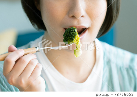 野菜料理を食べる女性 野菜料理を食べる女性 73756655