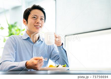ベジタリアンの男性の食事、飲物を飲む ベジタリアンの男性の食事、飲物を飲む 73756694