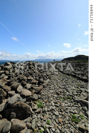 相島積石塚群とめがね岩の景観 相島積石塚群とめがね岩の景観 73756844