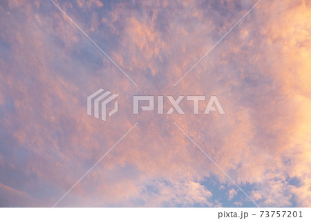 空いっぱいの夕やけ雲 空の背景素材の写真素材
