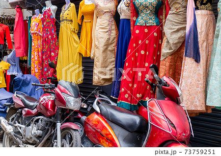 インド_着物屋街の風景 73759251