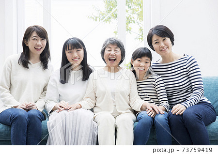 女性のみの家族　ファミリー　親子　3世代イメージ 73759419