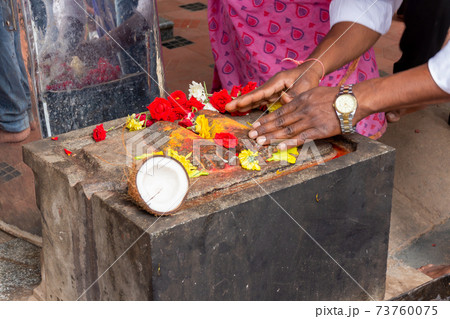 インド_ヒンズー教寺院で祈る人々 73760075