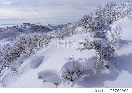 冬 山 雪景色 73760965