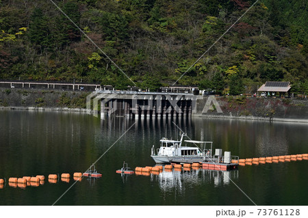 東京の水源　奥多摩湖　小河内ダム 73761128