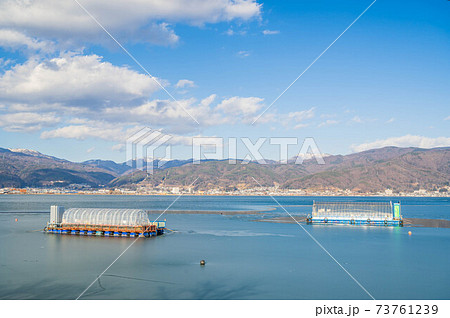 冬の凍結した諏訪湖　ワカサギのドーム船 73761239