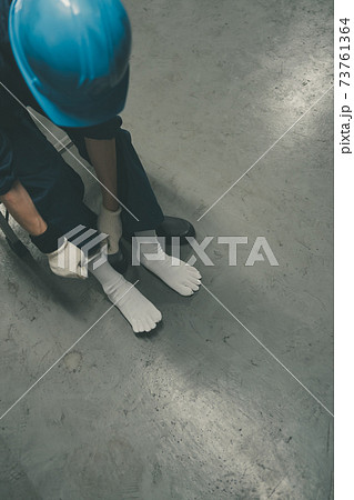 5本指ソックスの工場作業員 73761364
