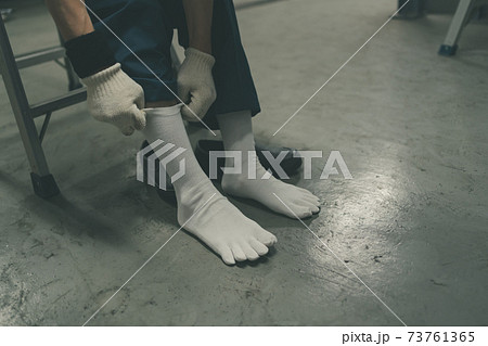 5本指ソックスの工場作業員 73761365