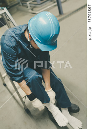 5本指ソックスの工場作業員 73761367